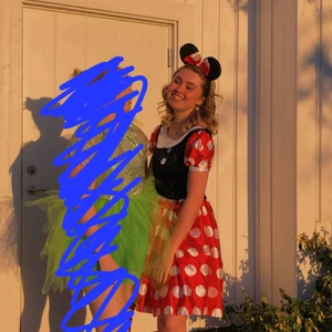  - Ny mimmiklänning, ingår öron och handskar. Använt en gång. Frakt är inte inräknat i priset.