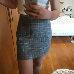  - Väldigt fin kjol som tyvärr är för stor på mig, den är ifrån Monki i storlek 40 🥰 Frakt tillkommer!