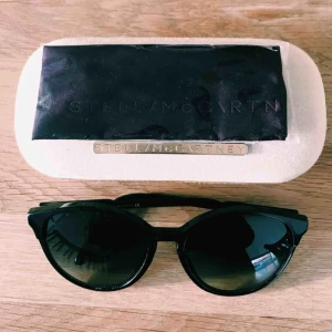  - Solglasögon från Stella McCartney. Nypris: 2500 kr.  Inköpta för 3 år sedan på NK. Använda endast fåtal gånger. Säljes för 1000 kr! 