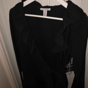  - Vacker sommarklänning, aldrig använd köpt på nelly, storlek 38