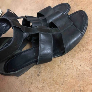  - Svart fin sandletter med låg klack perfekt inför sommaren storlek 40 passar även storleken 39.  Finns att hämta i västerås eller fraktas och då står köparen för fraktkostnaden.   Sökord: skor, sandal, klack, låg, svart, skin.