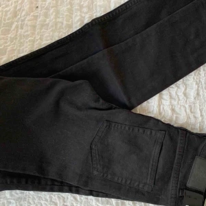  - Helt oanvända cheap monday jeans köpta på weekday. Stl W28 L22 Köparen står för frakten :) 