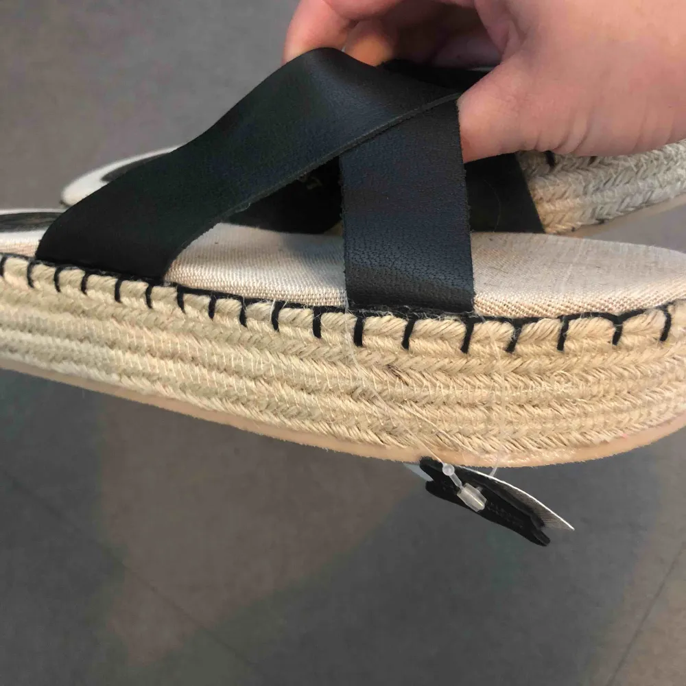 Sandaler i läder med halmplatå från indiska. Aldrig använda, prislapp på. Nypris: 349:- . Skor.