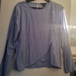  - Blå topp från HM. Sparsamt använd. Köparen står för frakten ✨ Använder swish 💸