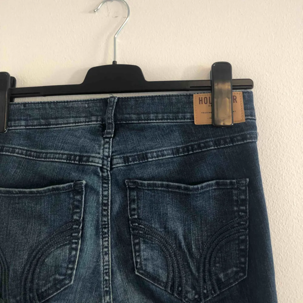 Hur snygga är inte dessa jeans från Hollister ? Tyvärr har dom inte riktigt kommit till användning men hoppas på att någon annan är sugen på dessa. :) . Jeans & Byxor.