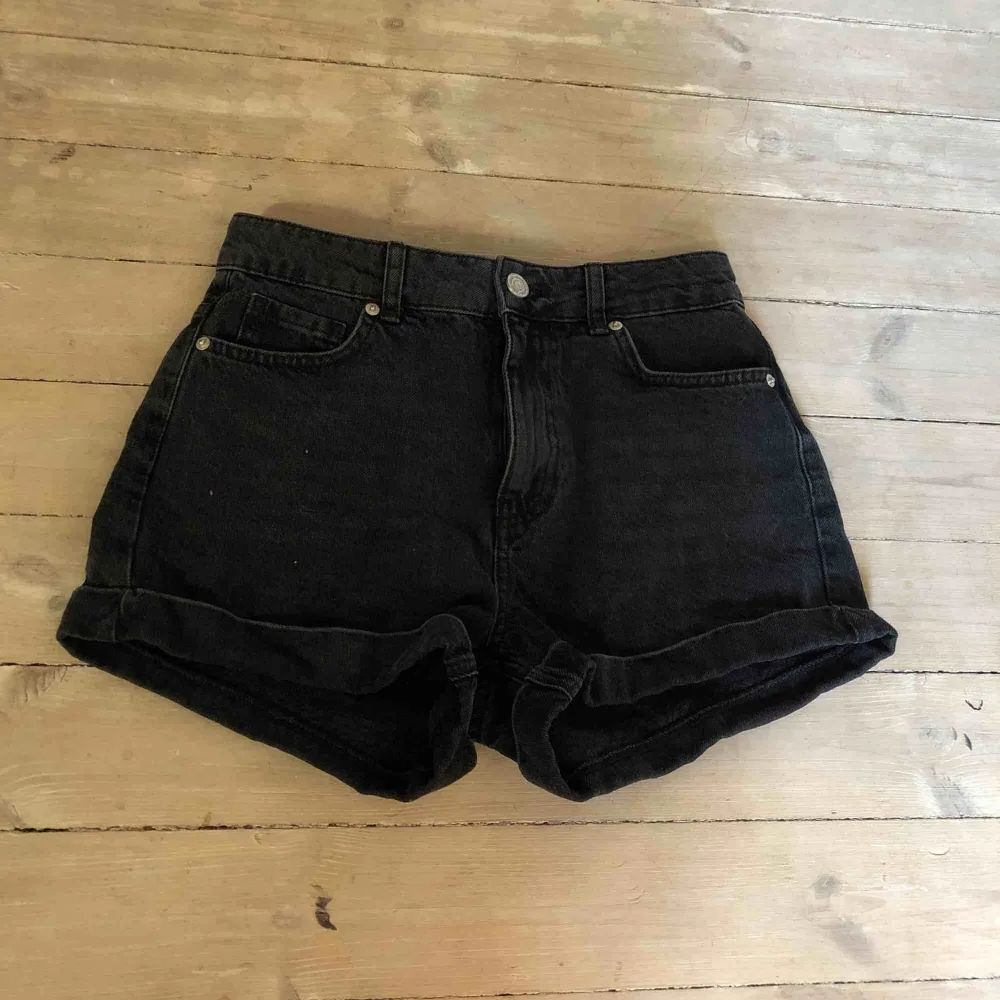 Ginatricot Perfect Jeans shorts i storlek 36. Mom jeans inspirerade. Använt dem svarta max 2 gånger o dem blåa max 5. Priset kan diskuteras om man vill köpa båda!🥰. Shorts.
