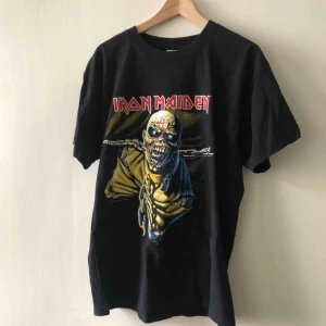  - T-shirt Iron Maiden med tryck på både fram och baksida. Kan hämtas i Uppsala eller skickas mot fraktkostnad 