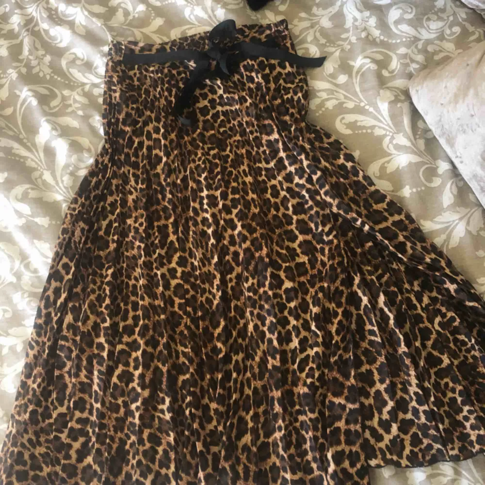 Säljer en skitsnygg leopard plisserad kjol från zara. Storlek S . Kjolar.