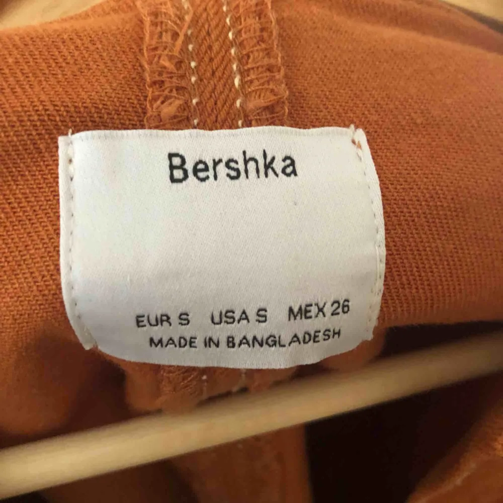 Snygg orange jeansjacka från Bershka. Aldrig använd. Strl S men jag har vanligtvis M så passar båda. Möts i Malmö eller köparen står för frakt:). Jackor.