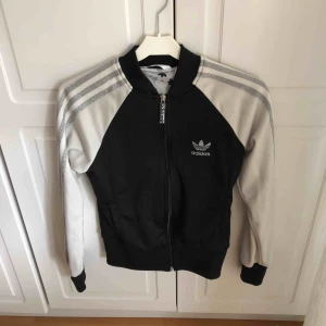  - Fin adidaströja med silverglitterränder! Nyskick. Köpare står för frakt.
