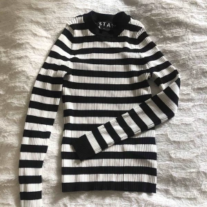  - Topp från Carlings, använd 2 ggr. Ser väldigt liten ut på bild men är ett väldigt stretchigt material som följer snyggt på kroppen 