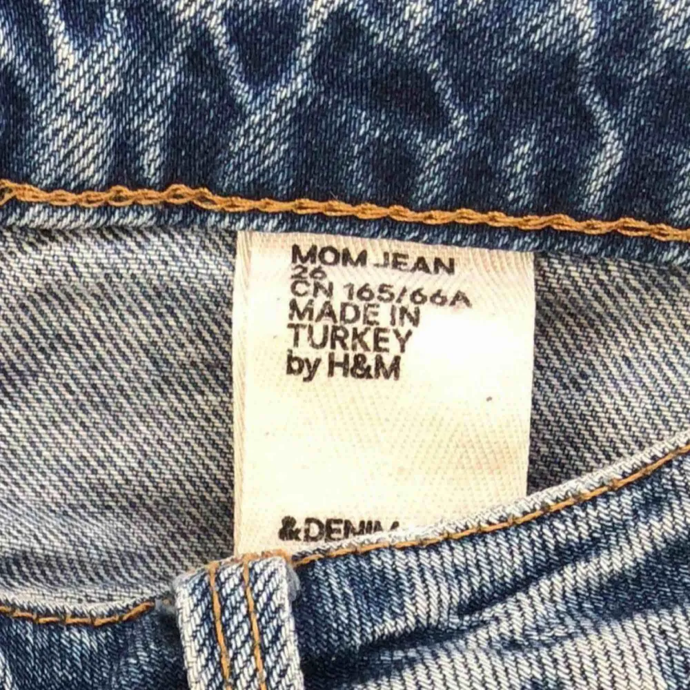 Mom Jeans från H&M 💙 lite små i storleken! Frakt tillkommer 💌. Jeans & Byxor.