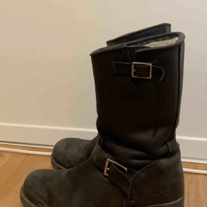  - Johnny Bulls skor i storlek 39. Den lite kortare modellen med fordring inuti. Pris kan diskuteras