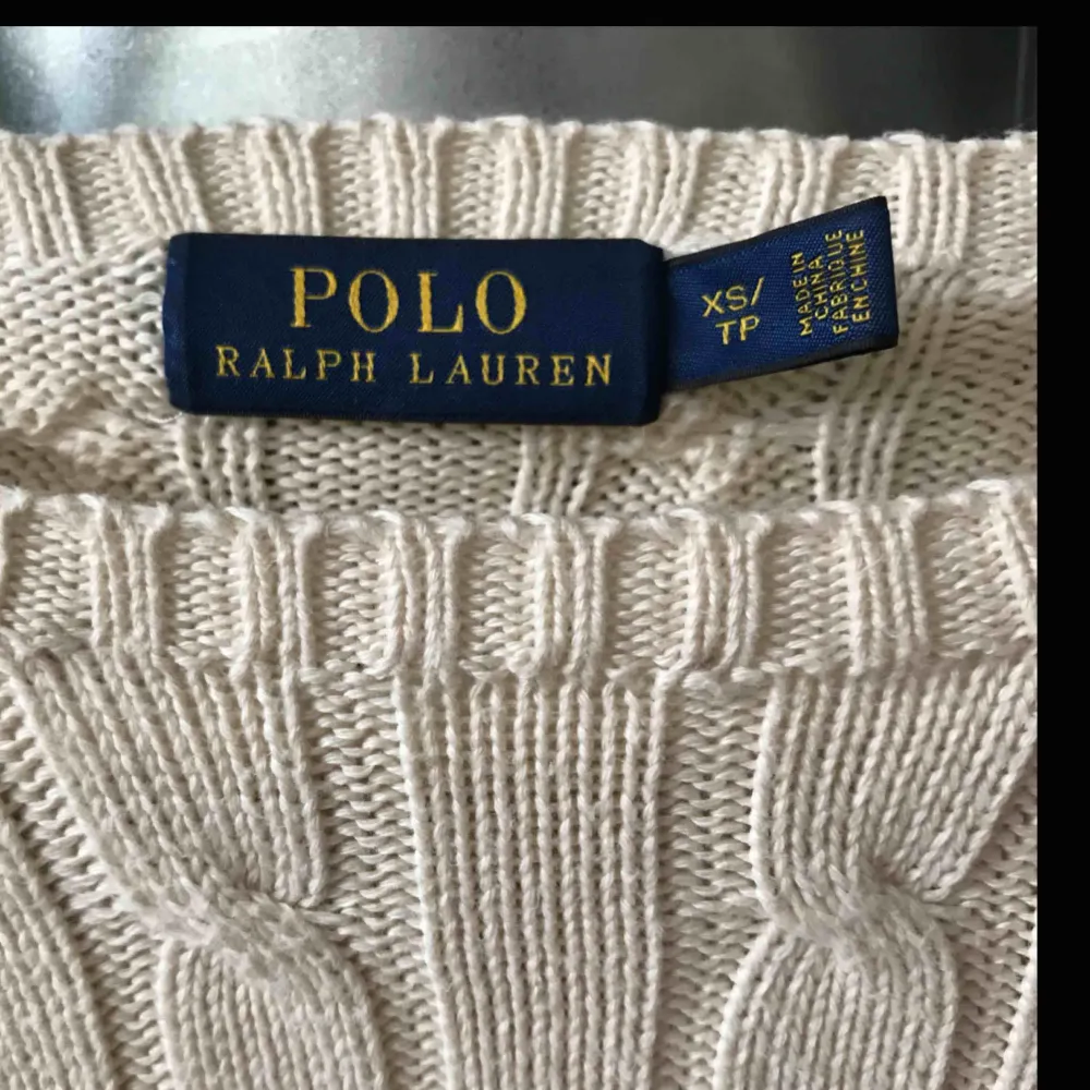 Kabelstickad vit/beige tröja från Ralph Lauren. Använd fåtal gånger därav mycket bra skick. Tröjor & Koftor.