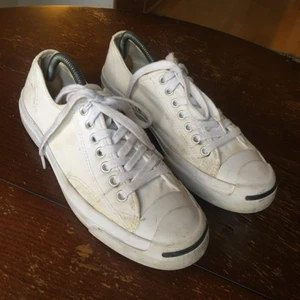  - Säljer ett par Jack Purcell Converse som tyvärr är förstora. Har inte gått i dem mycket så de är i bra skick. Lite lätt smutsiga kanske men de går att tvätta i maskinen !    