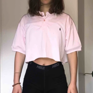  - Ljusrosa vintage Ralph Lauren piké som är hemma cropad. Säljer då den inte kommer till användning och endast tar plats i garderoben. Står storlek L men passar bra på mig som brukar ha storlek S. 
