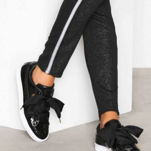  - Puma suede heart storlek 37