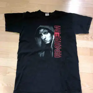 Säljer en Vintage Eminem t-shirt från 2003. Släpper den för 250 kr vilket är ett grymt pris då den online går för 600kr