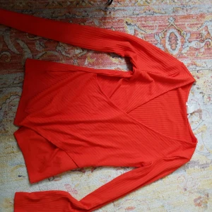  - fin urringad tröja i S. Nytt skick!