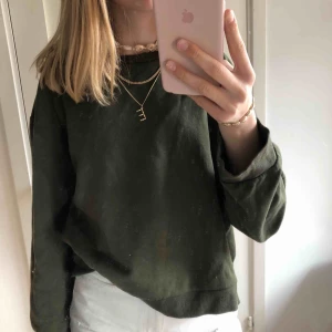  - Snygg militärgrön sweatshirt från Zara. Knappt använd.  Köparen står för frakt. Möts upp i centrala Stockholm.