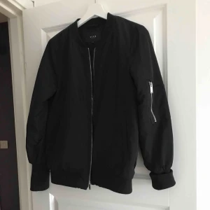  - Bomberjacka aldrig använd. Köptes förra sommaren på Vero Moda.   Kan fraktas 🌸