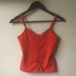  - rött och sött linne med korsett-spännen. Köpte här men för litet för mig tyvärr😪 passar XS. Skickar eller möts i Stockholm🔥🔥🔥