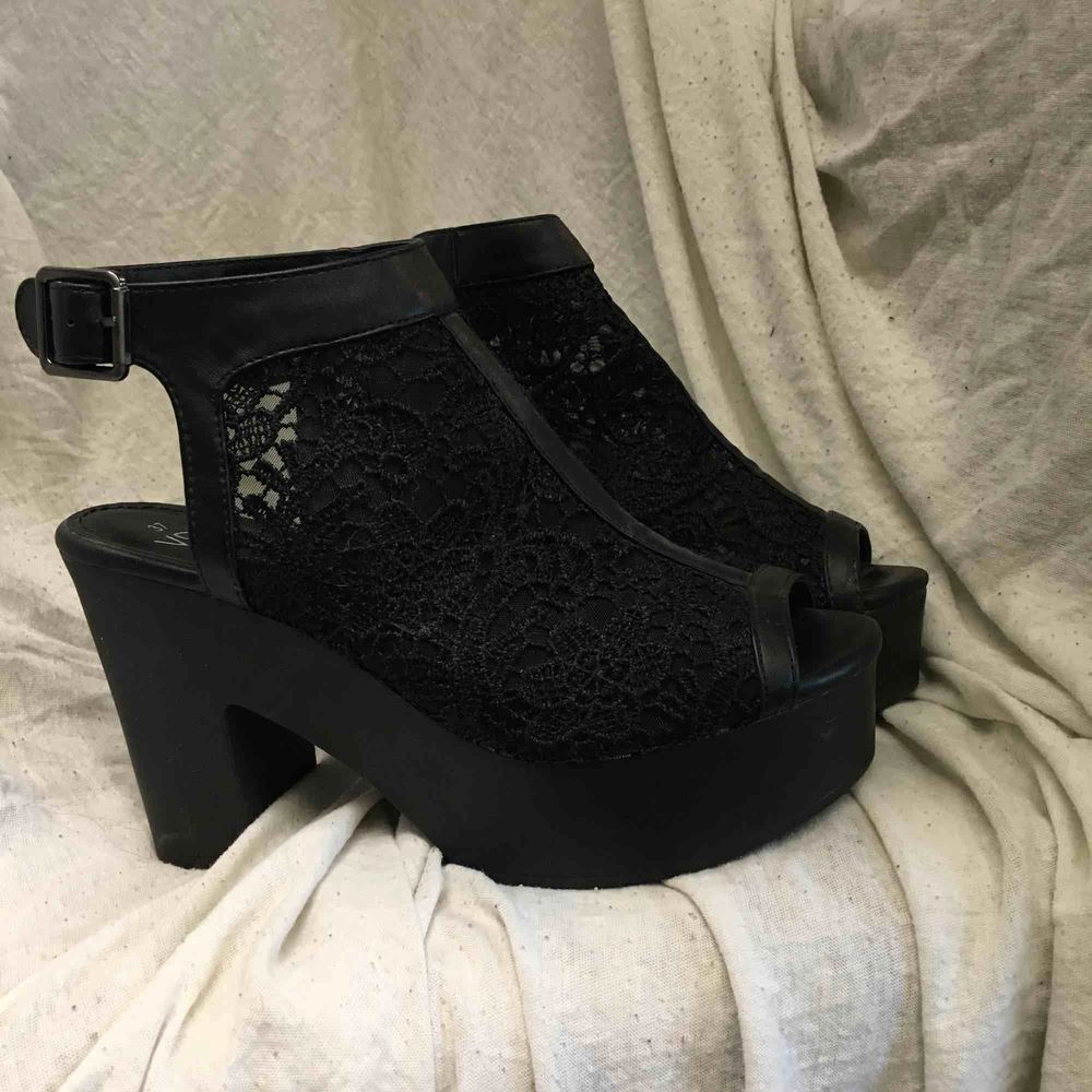 Snygga svarta chunky heels med ca 10cm klack och mesh i foten. Super sköna, använda en gång i barcelona. Frakt tillkommer. Skor.