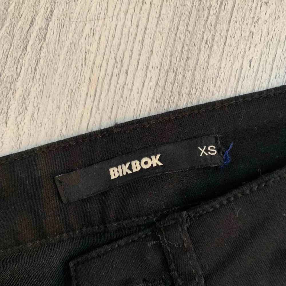 Säljer ett par svin snygga helt vanliga svarta jeans pågrund av att dom är för små för mig! . Jeans & Byxor.