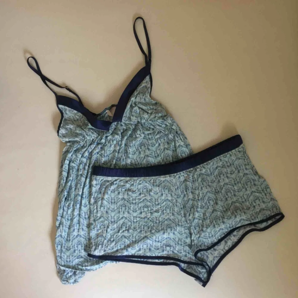 Ett pyjamasset med linne och shorts i pastelliga färger och lila kantdetaljer. Från Victoria’s Secret 😍 Endast använt någon enstaka gång! 📬 Frakt 55 kr.. Övrigt.