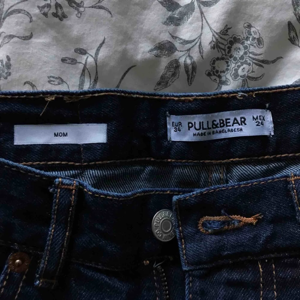 Jääättesnygga mörk blåa mom jeans från PULL&BEAR! Aldrig använda då det var fel storlek men för sent att lämna tillbaka! 180kr, möts i Sthlm och postar! Fraktkostnad: 54kr. Jeans & Byxor.