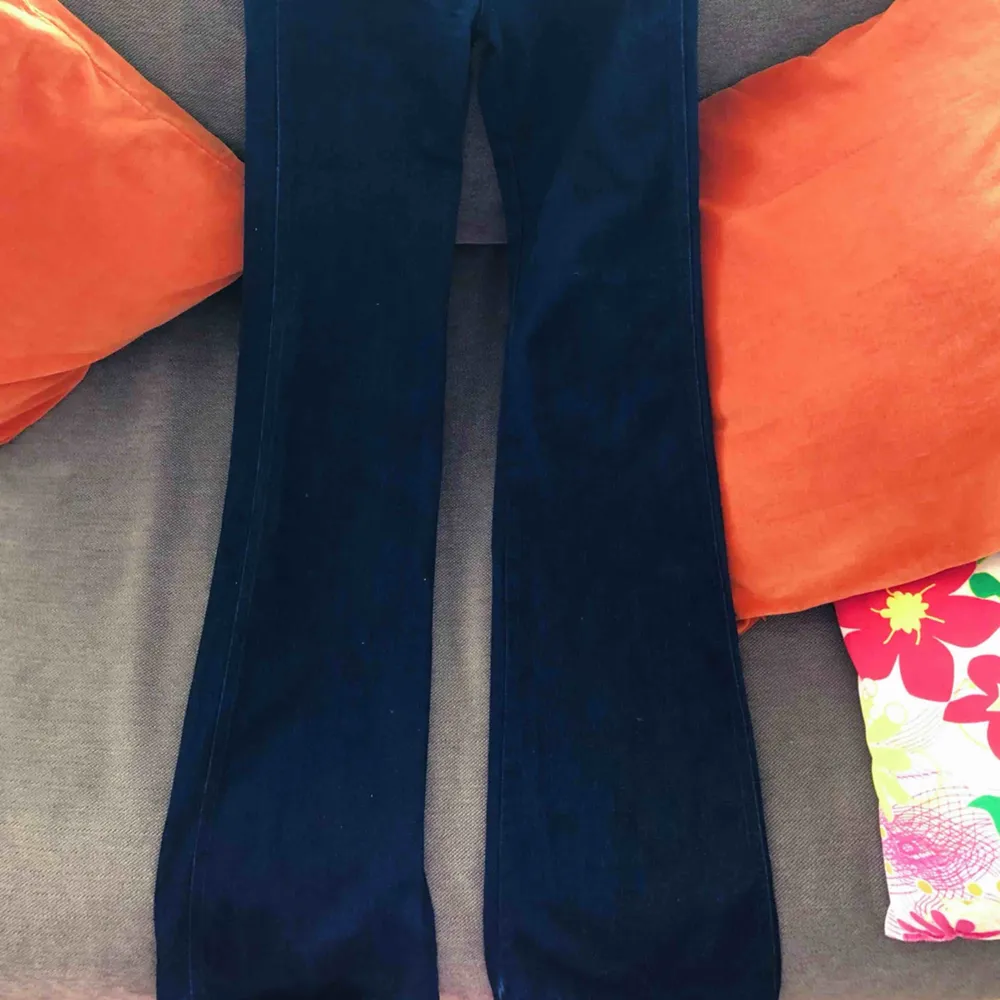 Mörkblåa utsvängda jeans från Filippa K, knappt använda, sitter som en smäck! Storlek XXS, rätt stretchiga, jag har vanligtvis storlek ca 25 i jeans. Nypris 1600 Köpta på Filippa K @NK Modell:  Lily Blue, färg: Blue Black. Jeans & Byxor.