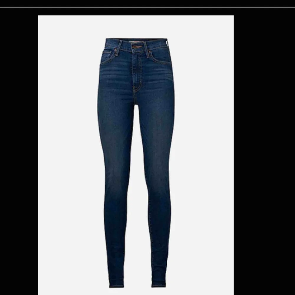 Mörkblåa Mile high super skinny Levis jeans, slitna nere vid kanten istället för sömmar, . Jeans & Byxor.
