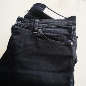  - Svarta jeans från trendiga new York märket tag and bone, köpa i new York butiken. Rak modell, slim. Nypris 1699kr