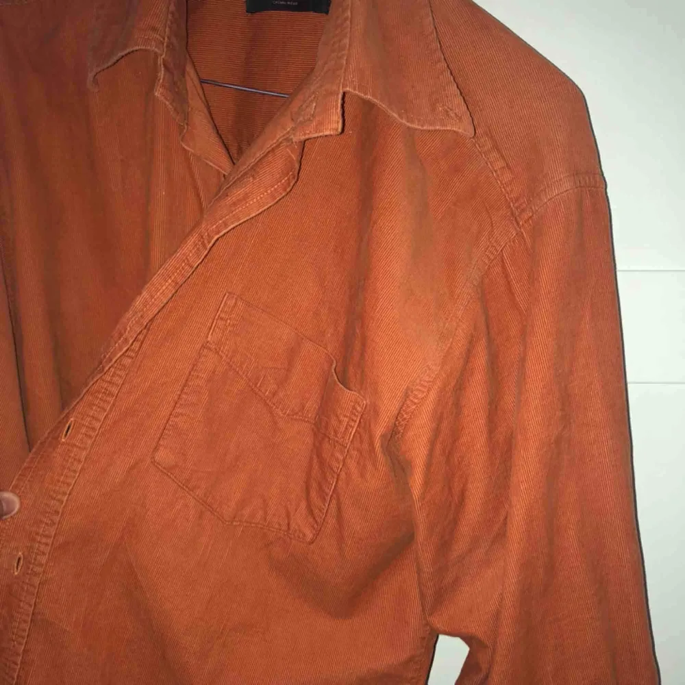 Orangebrun Manchesterskjorta. Köpt på humana second hand för 180kr. Använd cirka 2 gånger. Oversized skjorta och funkar att ha som sommarjacka!. Skjortor.