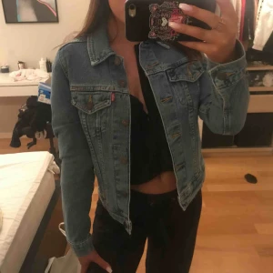  - Jeans jacka från Levis, använd endast 1 gång ordpris 999kr 