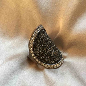  - Ring i silver med gnistrande stenar