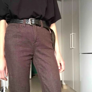  - Bruna jeans köpta second hand, avklippta längst ner
