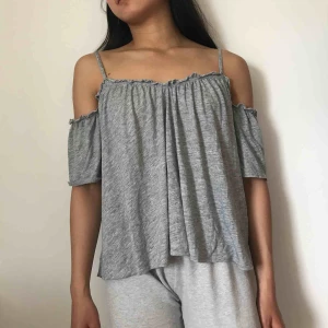  - Grå t-shirt som är offshoulder. 100 inklusive frakt.