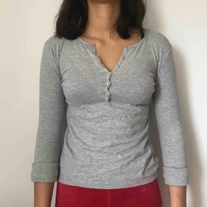  - En grå topp från kappahl med knappar.