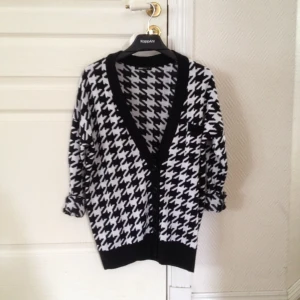 Stickad kofta, oversize-modell så den passar de flesta.  - Stickad kofta, oversize-modell så den passar de flesta. 