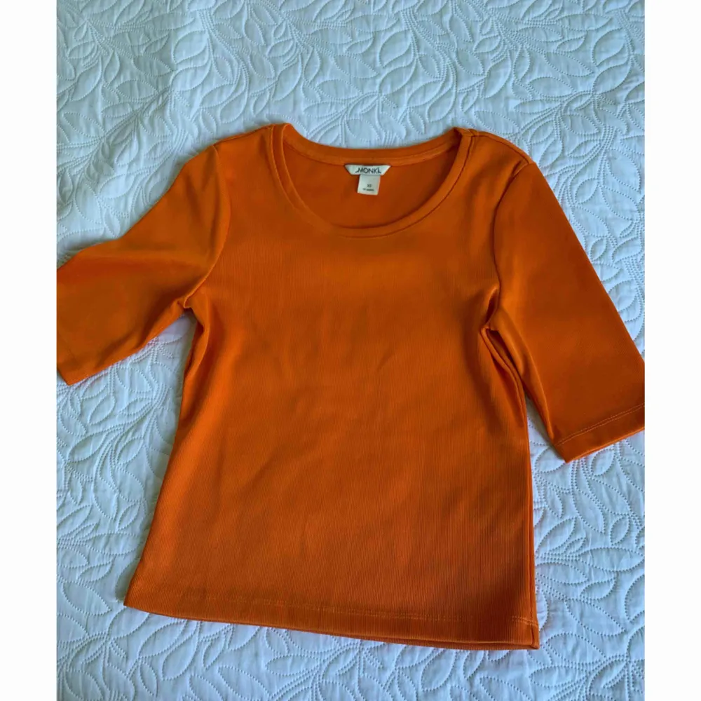 Orange T-shirt från monki i storlek XS. Köparen står för frakten  . T-shirts.