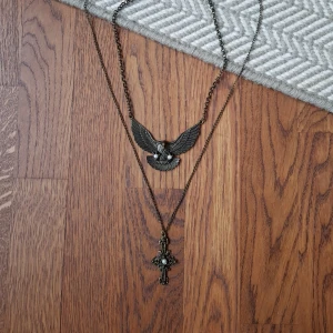  - 2 halsband, 1 för 40, båda för 60! Köparen betalar frakt 