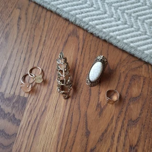  - 4 ringar, mkt bra skick! 1 för 40kr, alla för 120! Frakt betalas av köparen 