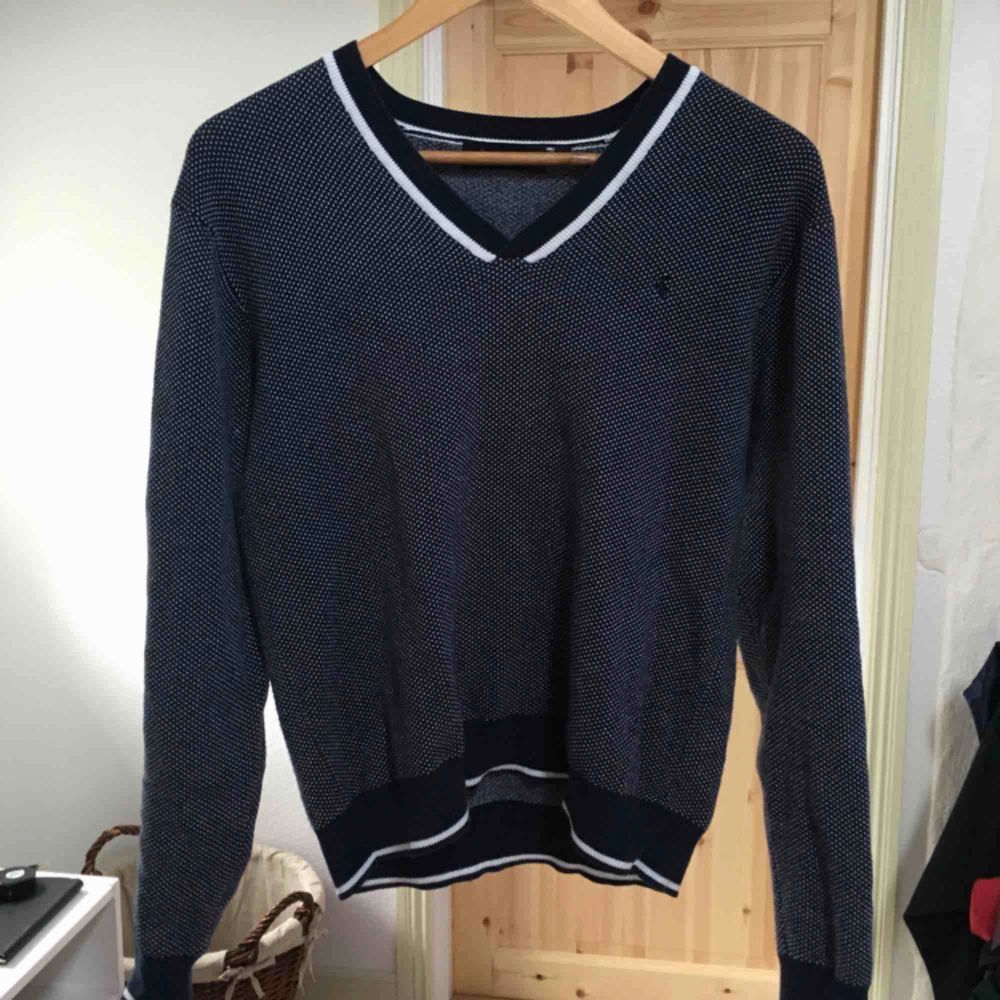 Superfin mörkblå tröja köpt på secondhand men i bra skick. 40kr plus frakt. Huvtröjor & Träningströjor.