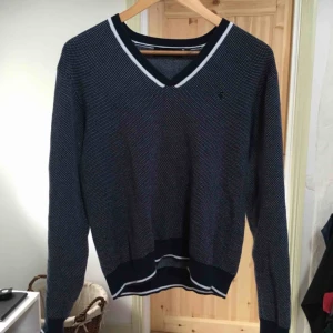  - Superfin mörkblå tröja köpt på secondhand men i bra skick. 40kr plus frakt