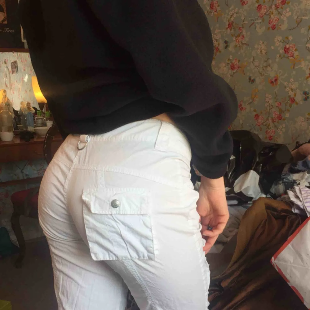 Et par tjusiga vita vintage brallor från vero Moda 🌼 köpta secondhand och knappt använda ⭐️ köparen står för frakt :). Jeans & Byxor.