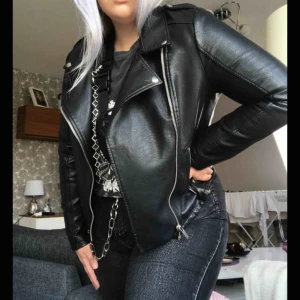  - Asfet skinnjacka som jag använt ett fåtal gånger då den sitter för tight på mig ❣️fraktar & möts upp (Självklart är det inte äkta skinn)