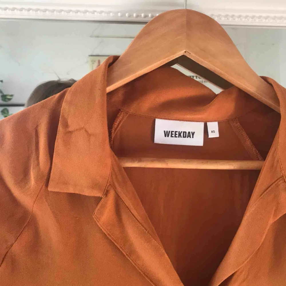Orange/brun Franca-blouse från Weekday! Aldrig använd, nypris 350kr. Suuperfin färg! Bjuder på frakten :). Blusar.