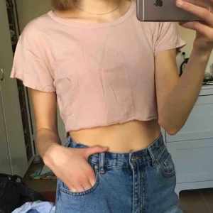  - Croptop från Brandy Melville, har en liten fläck (se bild 2)