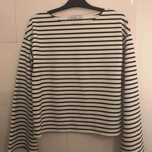 Tröja från NA-KD. - Snygg tröja från NA-KD i stripes med utsvängda armar!  Använd 1 gång. 116 kr med inkluderad frakt.